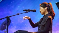 Malam pun dibuka dengan penampilan dari Isyana yang membawakan lagu miliknya yakni Sikap Duniawi dan Untuk Hati yang Terluka. Tampil dengan mengenakan vest dan kaos hitam yang dipadukan dengan jeans panjang, Isyana tampil menawan.