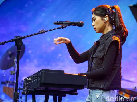 Isyana Sarasvati saat tampil di acara d'HOT Music Day 2021.