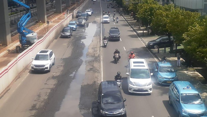 Jl HR Rasuna Said yang rusak kini sudah diperbaiki, Selasa (9/2/2021).