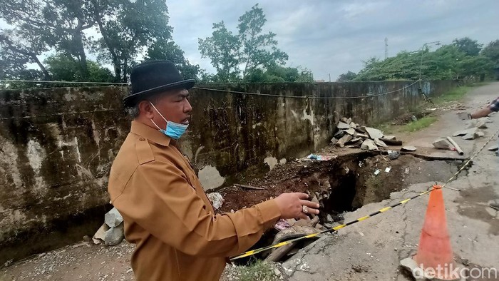 Kades yang viral curhat ke Jokowi menunjukan kondisi desa terdampak banjir