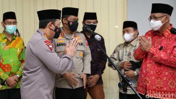 Kapolri Sambangi LDII Kapolri Jenderal Listyo Sigit Prabowo mendatangi kantor Dewan Pimpinan Pusat (DPP) Lembaga Dakwah Islam Indonesia (LDII) di Jalan Tentara Pelajar, Jakarta Selatan, Selasa (9/3/2021). Sigit diterima langsung oleh PJ Ketua Umum LDII Chriswanto Santoso.
