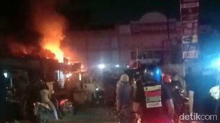 Sebelas kios di depan Ramayana Bungurasih, Waru, Sidoarjo ludes terbakar. Tak ada korban jiwa dalam kebakaran itu, namun sempat membuat kepanikan.