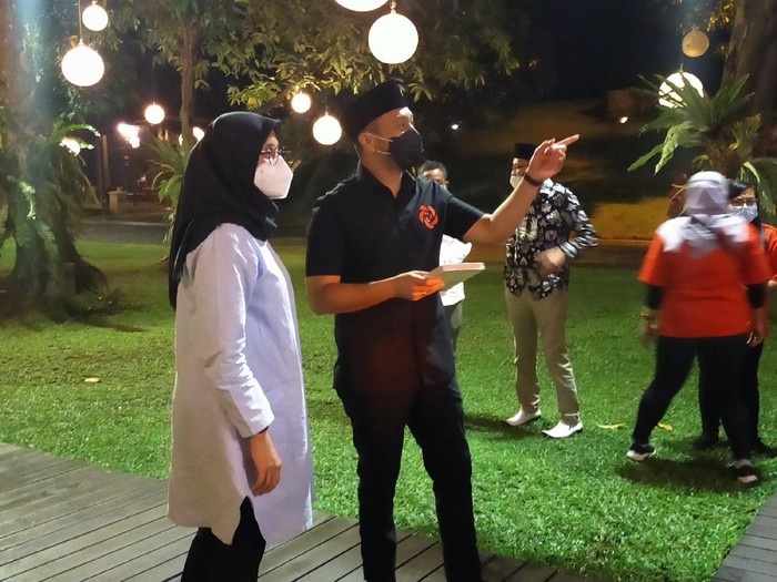 Ketua Umum Partai Solidaritas Indonesia (PSI) Giring Ganesha dan Bupati Ipuk
