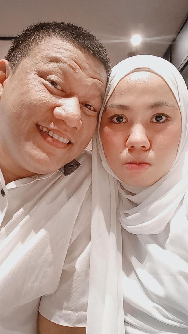 Saat itu, Agung mengajar pelajaran Keterampilan Komputer dan Pengelolaan Informasi. Agung juga menjadi guru Seni Budaya. Enjelin menyebutkan jika Agung menunggu Enjelin lulus SMK dan bekerja sebelum menikahinya. Foto: Dok. pribadi Enjelin.