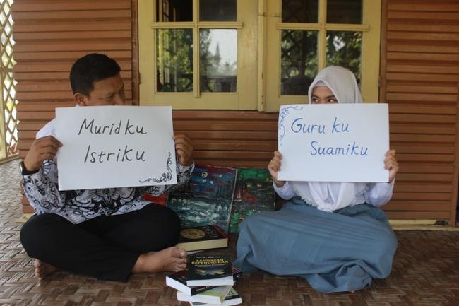 Wolipop telah mewawancarai Enjelin Lensenia yang mengunggah video tersebut. Enjelin yang dinikahi gurunya itu merasa tekejut ketika videonya viral. Saya kaget, memang saya tidak niat viral. Kebetulan saja saya lagi ngedit video lalu saya upload ke TikTok ehh tiba-tiba masuk FYP, kata Enjelin kepada Wolipop. Foto: Dok. pribadi Enjelin.