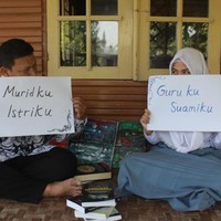 Wolipop telah mewawancarai Enjelin Lensenia yang mengunggah video tersebut. Enjelin yang dinikahi gurunya itu merasa tekejut ketika videonya viral. Saya kaget, memang saya tidak niat viral. Kebetulan saja saya lagi ngedit video lalu saya upload ke TikTok ehh tiba-tiba masuk FYP, kata Enjelin kepada Wolipop. Foto: Dok. pribadi Enjelin.