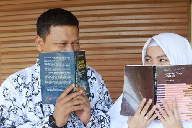 Dia sabar nunggu aku lulus sekolah terus aku kerja selama 3 tahun. Pada tanggal 25 Oktober 2019, kita tunangan dan menikah pada 30 November 2019. umur hanya angka, dan yg penting kita sama sama single BUKAN duda/janda, dan BUKAN SUAMI ORANG HEHE #midnite #fypindonesia #fypシ #fyp #couplevideos, tulisnya lagi. Foto: Dok. pribadi Enjelin.