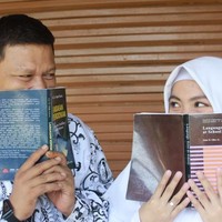 Dia sabar nunggu aku lulus sekolah terus aku kerja selama 3 tahun. Pada tanggal 25 Oktober 2019, kita tunangan dan menikah pada 30 November 2019. umur hanya angka, dan yg penting kita sama sama single BUKAN duda/janda, dan BUKAN SUAMI ORANG HEHE #midnite #fypindonesia #fypシ #fyp #couplevideos, tulisnya lagi. Foto: Dok. pribadi Enjelin.