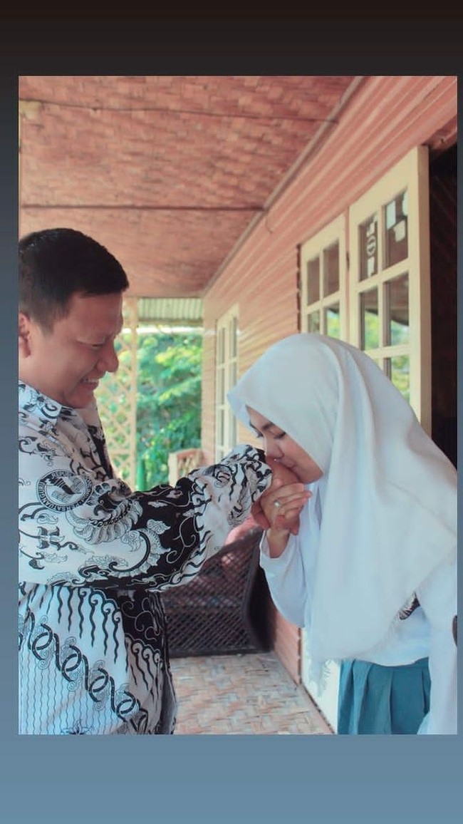 Kisah cinta guru dan murid ini viral berawal dari akun TikTok @tahugejrot0808 yang mengungkapkan cerita percintaannya dengan sang guru yang berbeda usia 18 tahun. Dalam video tersebut tampak kumpulan foto-foto saat awal mereka berkenalan, prewedding hingga pernikahan. Foto: Dok. pribadi Enjelin.