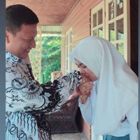 Kisah cinta guru dan murid ini viral berawal dari akun TikTok @tahugejrot0808 yang mengungkapkan cerita percintaannya dengan sang guru yang berbeda usia 18 tahun. Dalam video tersebut tampak kumpulan foto-foto saat awal mereka berkenalan, prewedding hingga pernikahan. Foto: Dok. pribadi Enjelin.