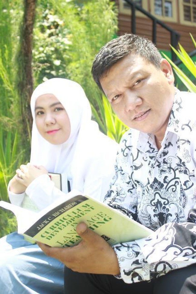 Dalam video lainnya, akun TikTok @tahugejrot0808 mengatakan jika dia kelahiran 1998 dan gurunya yang kini menjadi suaminya lahir pada 1980. Keduanya pacaran sejak 1 April 2016. Dan saat melakukan sesi foto prewedding, keduanya sepakat untuk memakai seragam sekolah dan guru. Foto: Dok. pribadi Enjelin.