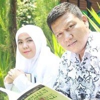 Dalam video lainnya, akun TikTok @tahugejrot0808 mengatakan jika dia kelahiran 1998 dan gurunya yang kini menjadi suaminya lahir pada 1980. Keduanya pacaran sejak 1 April 2016. Dan saat melakukan sesi foto prewedding, keduanya sepakat untuk memakai seragam sekolah dan guru. Foto: Dok. pribadi Enjelin.