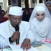 Ketika ditanya bagaimana tanggapan dari keluarganya. Wanita yang berusia 23 tahun itu mengaku medapatkan dukungan dari keluarganya, tentang pilihan pendampingnya itu. Ia menegaskan jika hubungannya dengan Agung bukanlah cinta terlarang. Foto: Dok. pribadi Enjelin.