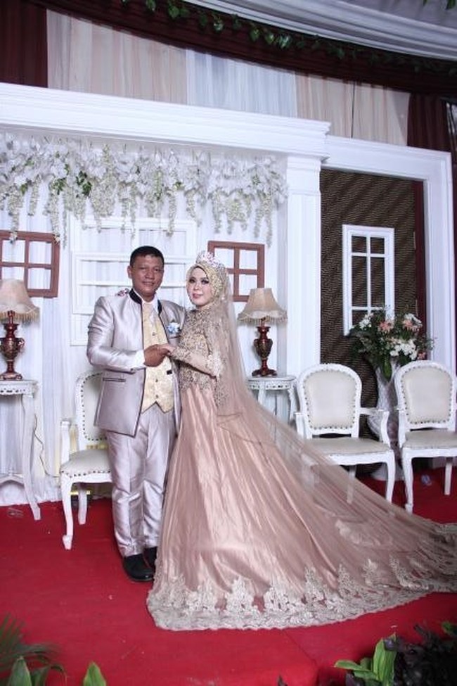 Dia nunggu saya dua setengah tahun bekerja karena memang sayanya juga nggak mau terburu buru menikah. Saya ingin mencoba menikmati masa muda dengan bekerja, menikmati gaji sendiri, jalan-jalan, belanja sama teman-teman. Lalu waktu usia saya 21 tahun akhirnya kita lamaran pada bulan Oktober 2019 dan menikah pada November 2019. Kita pacaran 3 tahun 7 bulan, menikah sudah 1 tahun 4 bulan, ucap Enjelin dengan ramah. Foto: Dok. pribadi Enjelin.