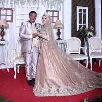 Dia nunggu saya dua setengah tahun bekerja karena memang sayanya juga nggak mau terburu buru menikah. Saya ingin mencoba menikmati masa muda dengan bekerja, menikmati gaji sendiri, jalan-jalan, belanja sama teman-teman. Lalu waktu usia saya 21 tahun akhirnya kita lamaran pada bulan Oktober 2019 dan menikah pada November 2019. Kita pacaran 3 tahun 7 bulan, menikah sudah 1 tahun 4 bulan, ucap Enjelin dengan ramah. Foto: Dok. pribadi Enjelin.