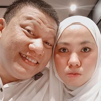 Saat itu, Agung mengajar pelajaran Keterampilan Komputer dan Pengelolaan Informasi. Agung juga menjadi guru Seni Budaya. Enjelin menyebutkan jika Agung menunggu Enjelin lulus SMK dan bekerja sebelum menikahinya. Foto: Dok. pribadi Enjelin.