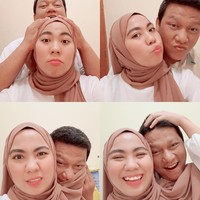 Awalnya saya nggak mikir macam-macam saya kasih aja. Lalu saya tanya-tanya kenapa dia bisa leluasa chat saya karena saya takutnya dia sudah menikah, ehh ternyata belum pernah menikah, kenangnya seraya tertawa. Seiring berjalannya waktu, keduanya semakin intens berkomunikasi dan Agung memberikan perhatian yang lebih kepada Enjelin. Hingga pada akhirnya, Enjelin minta kejelasan status hubungannya yang semaki akrab. Foto: Dok. pribadi Enjelin.