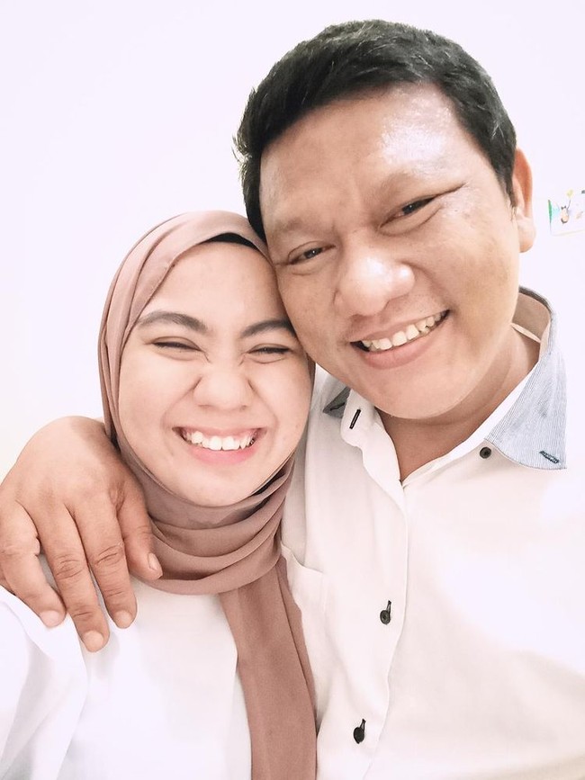 Enjelin pun mengaku belum memiliki taplak meja. Agung kemudian mengambil uang dan menyuruh Enjin membeli taplak meja, bukan hanya untuk dirinya tapi juga murid-murid lain yang belum memiliki taplak meja. Beberapa hari kemudian, Enjelin menuturkan jika gurunya tersebut meminta pin Blackberry-nya. Tanpa pikir panjang dan tidak merasa curiga, Enjelin langsung memberikannya. Foto: Dok. pribadi Enjelin.