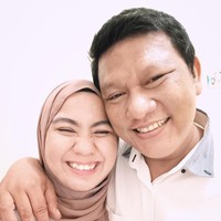 Enjelin pun mengaku belum memiliki taplak meja. Agung kemudian mengambil uang dan menyuruh Enjin membeli taplak meja, bukan hanya untuk dirinya tapi juga murid-murid lain yang belum memiliki taplak meja. Beberapa hari kemudian, Enjelin menuturkan jika gurunya tersebut meminta pin Blackberry-nya. Tanpa pikir panjang dan tidak merasa curiga, Enjelin langsung memberikannya. Foto: Dok. pribadi Enjelin.