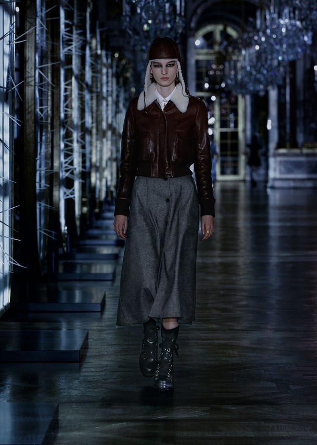 Fashion show Christian Dior Fall/Winter 2021 menampilkan koleksi busana yang terinspirasi dari dunia dongeng mulai dari Alice In Wonderland, Sleeping Beauty Hingga Cinderella.  foto: dok. Dior.
