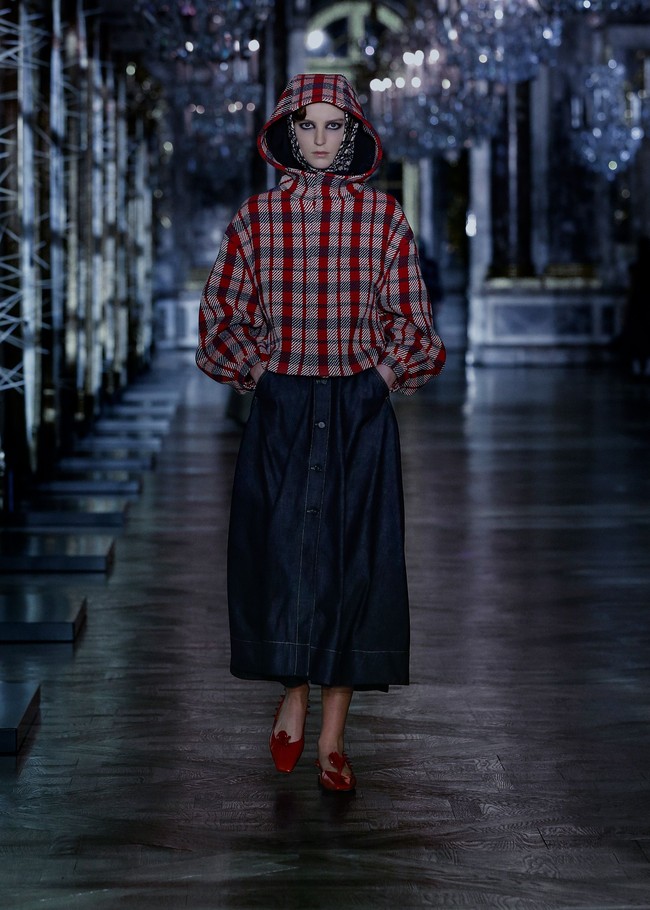 Fashion show Christian Dior Fall/Winter 2021 menampilkan koleksi busana yang terinspirasi dari dunia dongeng mulai dari Alice In Wonderland, Sleeping Beauty Hingga Cinderella.  foto: dok. Dior.