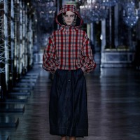 Fashion show Christian Dior Fall/Winter 2021 menampilkan koleksi busana yang terinspirasi dari dunia dongeng mulai dari Alice In Wonderland, Sleeping Beauty Hingga Cinderella.  foto: dok. Dior.