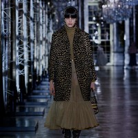 Fashion show Christian Dior Fall/Winter 2021 menampilkan koleksi busana yang terinspirasi dari dunia dongeng mulai dari Alice In Wonderland, Sleeping Beauty Hingga Cinderella.  foto: dok. Dior.