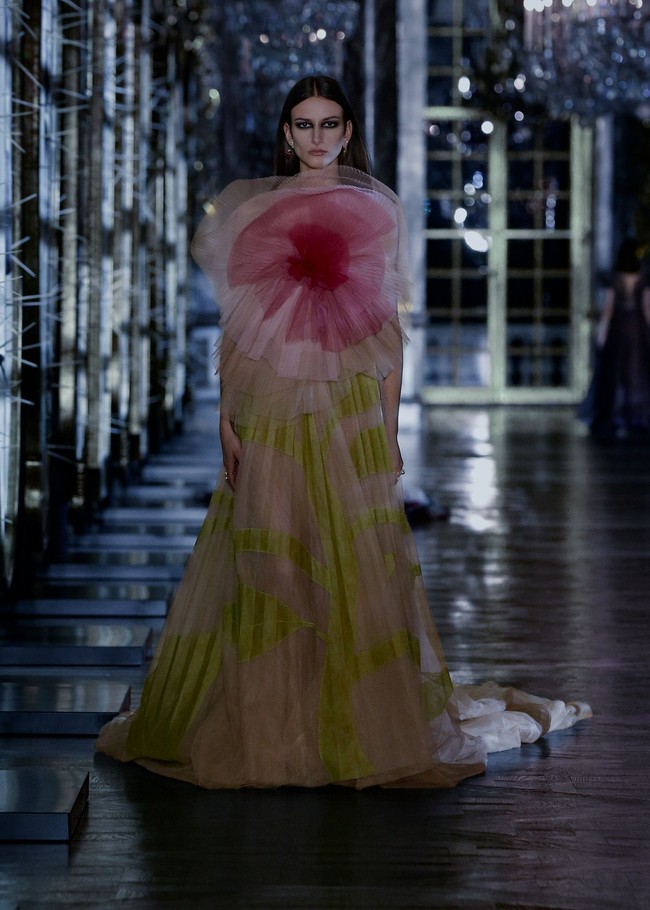 Fashion show Christian Dior Fall/Winter 2021 menampilkan koleksi busana yang terinspirasi dari dunia dongeng mulai dari Alice In Wonderland, Sleeping Beauty Hingga Cinderella.  foto: dok. Dior.