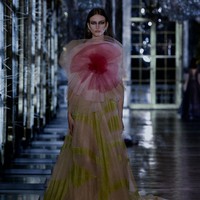 Fashion show Christian Dior Fall/Winter 2021 menampilkan koleksi busana yang terinspirasi dari dunia dongeng mulai dari Alice In Wonderland, Sleeping Beauty Hingga Cinderella.  foto: dok. Dior.
