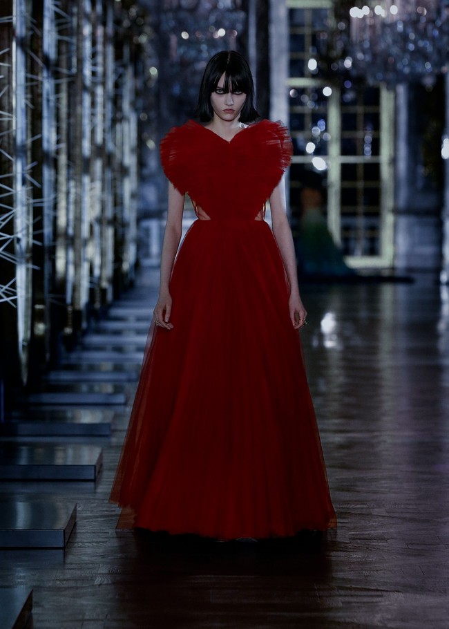 Fashion show Christian Dior Fall/Winter 2021 menampilkan koleksi busana yang terinspirasi dari dunia dongeng mulai dari Alice In Wonderland, Sleeping Beauty Hingga Cinderella. foto: dok. Dior.