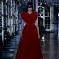 Fashion show Christian Dior Fall/Winter 2021 menampilkan koleksi busana yang terinspirasi dari dunia dongeng mulai dari Alice In Wonderland, Sleeping Beauty Hingga Cinderella. foto: dok. Dior.