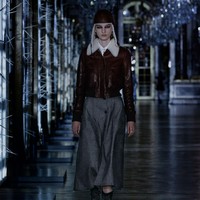 Fashion show Christian Dior Fall/Winter 2021 menampilkan koleksi busana yang terinspirasi dari dunia dongeng mulai dari Alice In Wonderland, Sleeping Beauty Hingga Cinderella.  foto: dok. Dior.