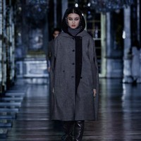 Fashion show Christian Dior Fall/Winter 2021 menampilkan koleksi busana yang terinspirasi dari dunia dongeng mulai dari Alice In Wonderland, Sleeping Beauty Hingga Cinderella.  foto: dok. Dior.