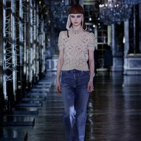 Fashion show Christian Dior Fall/Winter 2021 menampilkan koleksi busana yang terinspirasi dari dunia dongeng mulai dari Alice In Wonderland, Sleeping Beauty Hingga Cinderella. foto: dok. Dior.