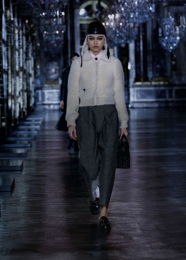 Fashion show Christian Dior Fall/Winter 2021 menampilkan koleksi busana yang terinspirasi dari dunia dongeng mulai dari Alice In Wonderland, Sleeping Beauty Hingga Cinderella. foto: dok. Dior.