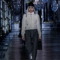 Fashion show Christian Dior Fall/Winter 2021 menampilkan koleksi busana yang terinspirasi dari dunia dongeng mulai dari Alice In Wonderland, Sleeping Beauty Hingga Cinderella. foto: dok. Dior.