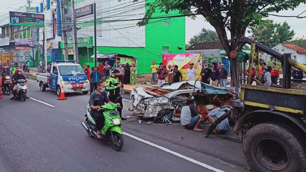 Kondisi mobil ringsek usai ditabrak truk trailer di Jalan Yogya-Solo, 9/3/2021