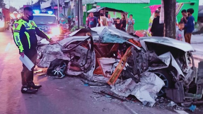 Kondisi mobil ringsek usai ditabrak truk trailer di Jalan Yogya-Solo, 9/3/2021