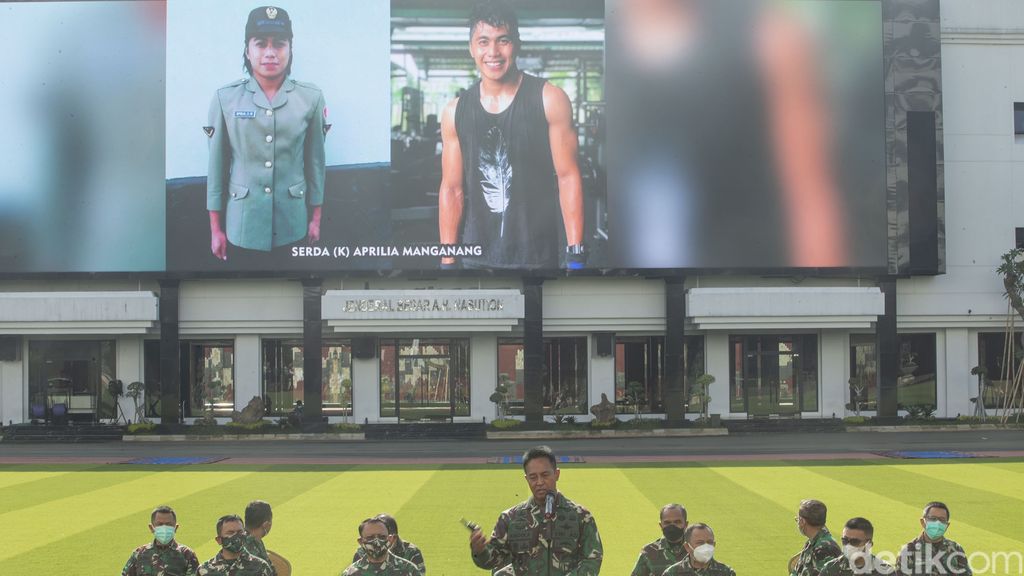 Kepala Staf Angkatan Darat (KSAD) Jenderal Andika Perkasa menggelar konferensi pers terkait Aprilia Manganang.