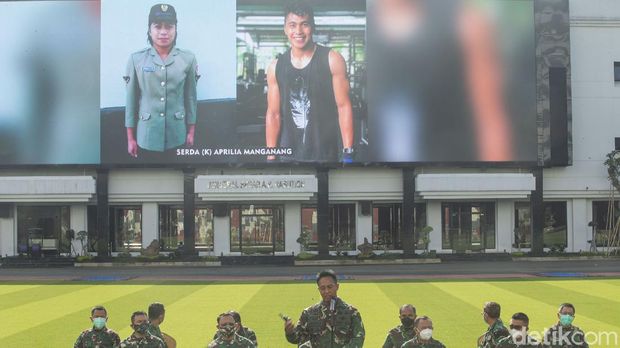 Kepala Staf Angkatan Darat (KSAD) Jenderal Andika Perkasa menggelar konferensi pers terkait Aprilia Manganang.