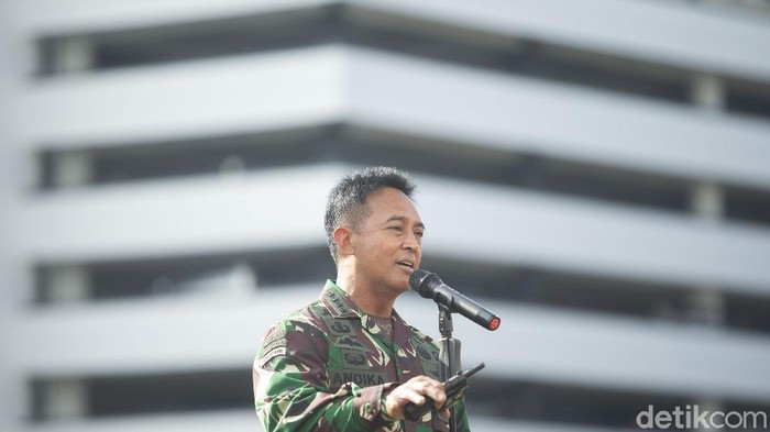 Kepala Staf Angkatan Darat (KSAD) Jenderal Andika Perkasa menggelar konferensi pers terkait Aprilia Manganang.