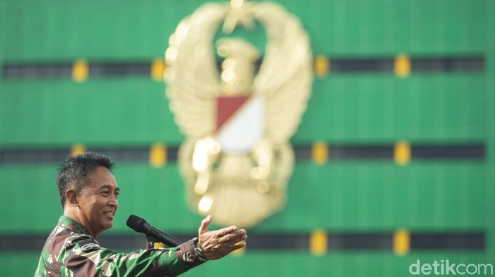 Kepala Staf Angkatan Darat (KSAD) Jenderal Andika Perkasa menggelar konferensi pers terkait Aprilia Manganang.