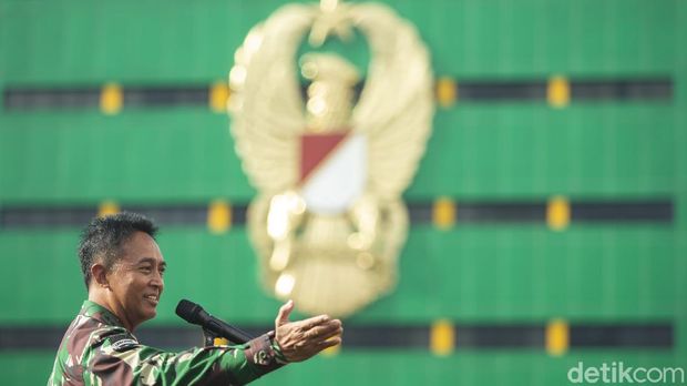 Kepala Staf Angkatan Darat (KSAD) Jenderal Andika Perkasa menggelar konferensi pers terkait Aprilia Manganang.