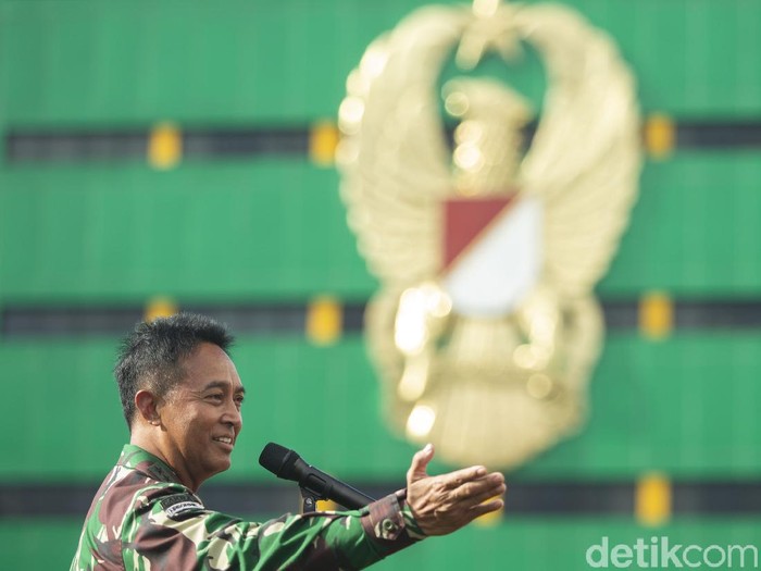 Kepala Staf Angkatan Darat (KSAD) Jenderal Andika Perkasa menggelar konferensi pers terkait Aprilia Manganang.