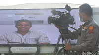 Hipospadia menjadi penyebab jenis kelamin Aprilia sulit dikenali dengan jelas. Hipospadia terbilang langka. Tidak diketahui pasti penyebabnya, namun ada beberapa faktor yang diyakini bisa meningkatkan risiko. Penyebab hipospadia di antaranya genetik, terapi hormon tertentu, usia dan berat ibu saat hamil, hingga paparan racun seperti rokok dan pestisida. Seperti dijalani Aprilia Manganang, hipospadia kadang perlu diatasi dengan corrective surgery. Rifkianto Nugroho/Dok. Detikcom.