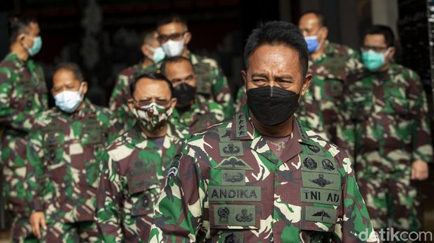 Kepala Staf Angkatan Darat (KSAD) Jenderal Andika Perkasa menggelar konferensi pers terkait Aprilia Manganang.