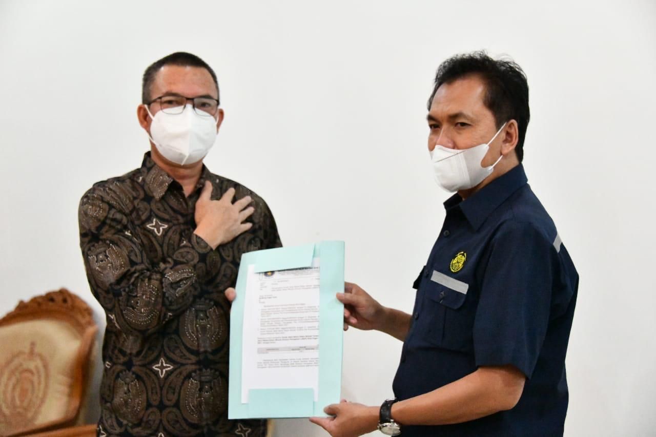 Kunker BPH Migas sekaligus serahkan SK kuota BBM JBT dan JBKP Tahun 2021 kepada Walikota Pagar Alam.  (Dok: BPH Migas)