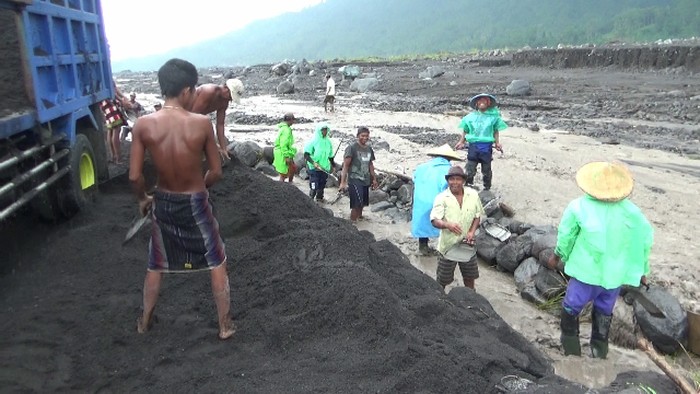 LAHAR GUNUNG SEMERU MEMBAWA BERKAH BAGI PARA PENAMBANG PASIR DI LUMAJANG