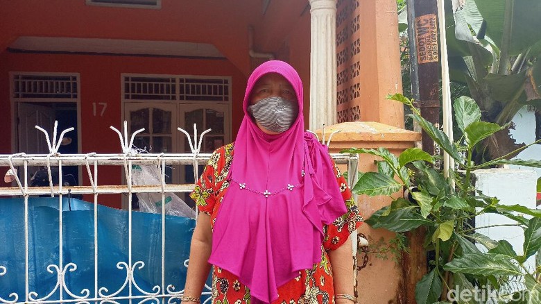 Marsini (59) Marisni, warga Bandung yang punya mobil viral karena aksi buang botol plastik ek kuda nil di Taman Safari.