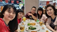 Dilihat dari Instagramnya, Meilia Lau merupakan sosok ibu dan istri yang baik untuk keluarga. Dia banyak menghabiskan waktu bersama sambil kulineran. Foto: Instagram @meilia_lau